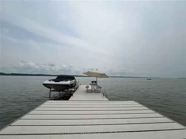 Lake Scugog Waterfront Bungalow - 3 Bed 2 Bath