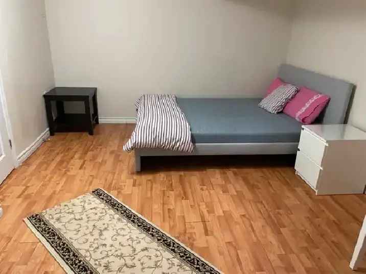 SHARED FEMALE STUDENT MIDLAND & EGLINTON ROOM FOR RENT