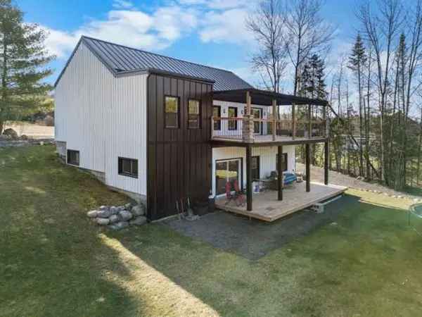 Two Storey House for Sale Estrie 3 Beds 2 Baths Family Room