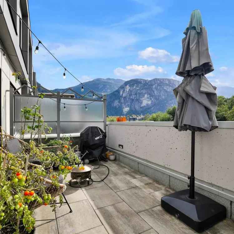 Squamish Mountain View Townhome 3 Bed 3 Bath