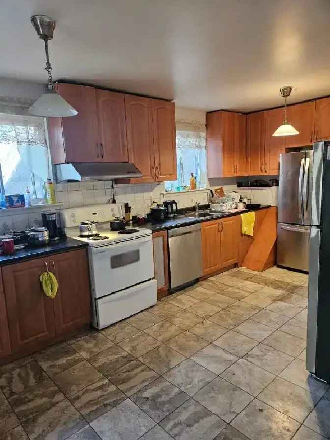 Main Floor Room Rental Near Scarborough Town Centre