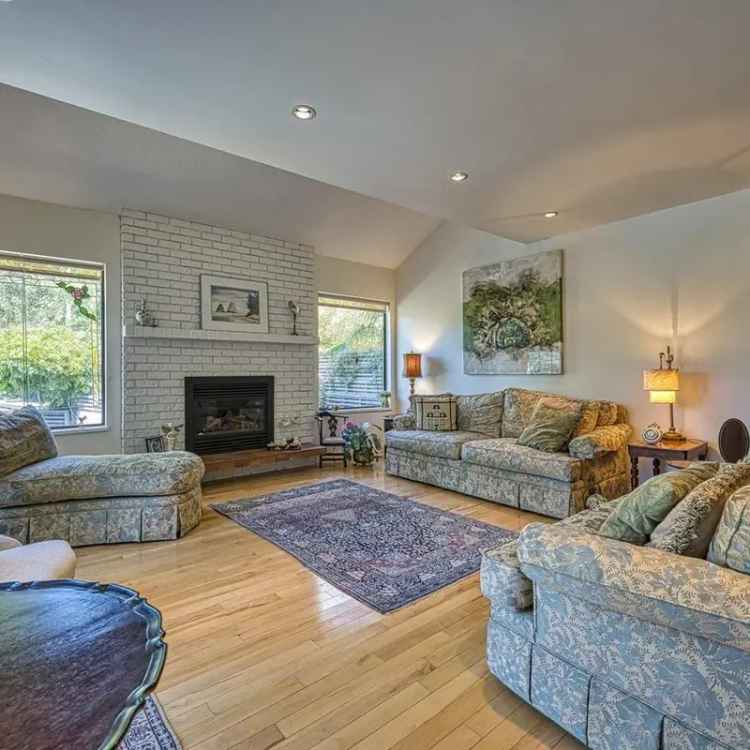 Luxury 3 Bdrm Home Arbutus Greenway Riverside Park Pool Spa