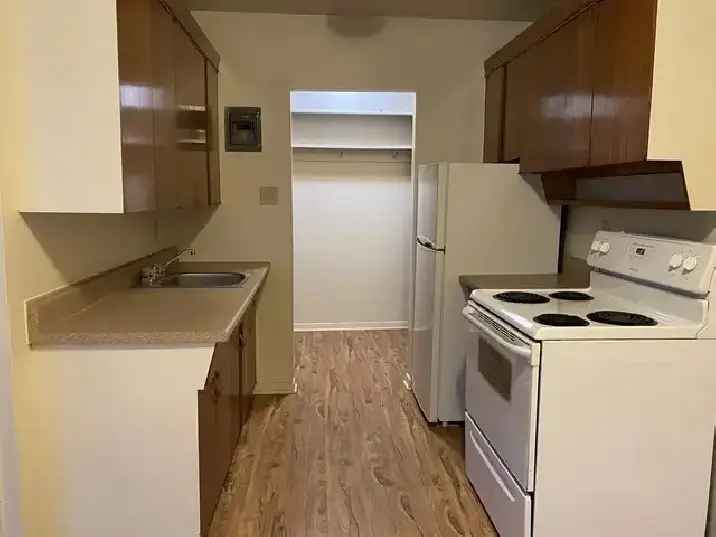 ELMWOOD AREA  LARGE 1 BEDROOM  PRIVATELY OWNED