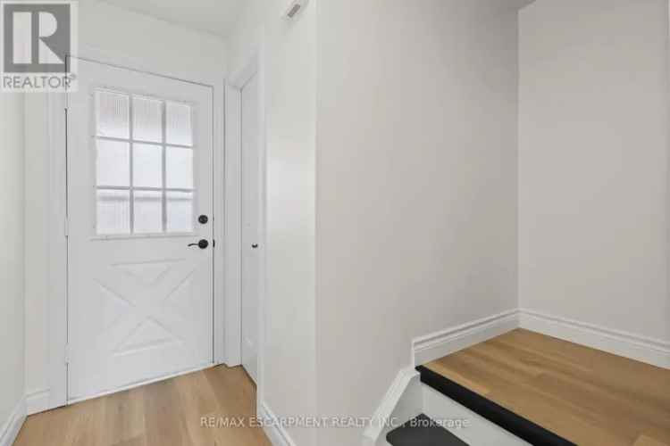 Stunning 3 Bedroom End Unit Townhouse Fully Upgraded Move In Ready