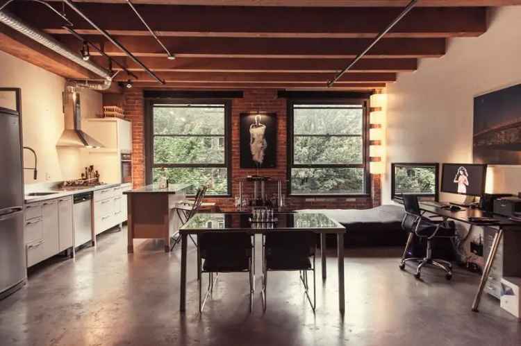 Gastown Loft: 924 sq ft Live Work Space with Exposed Brick