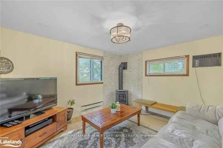 Wasaga Beach 3-Bedroom Cottage - Beachfront Charm & Investment Potential