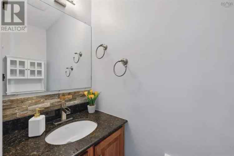 End Unit Townhouse near MSVU - 3 Beds, 2 Baths, Deck
