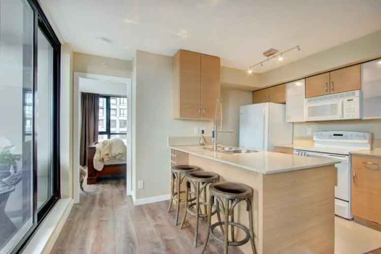 Yaletown Park 3 Condo for Sale 1 Bed Updated Laminate Flooring