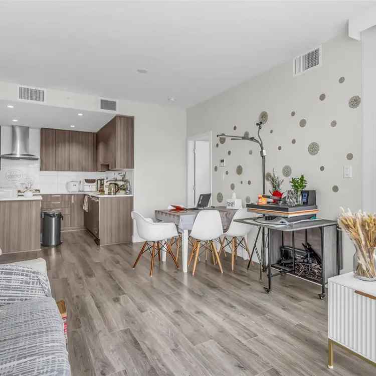 Luxury 2-Bedroom Apartment near Gilmore Skytrain Station