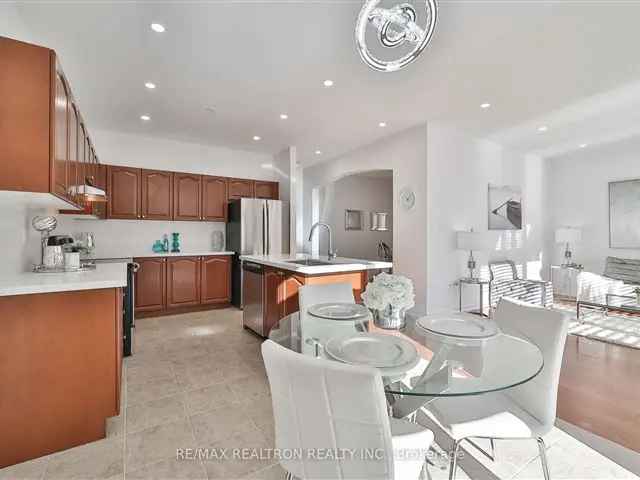 Family Home in Jefferson Neighbourhood Updated Kitchen Backyard