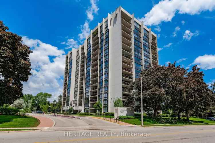 Condo For Sale in Lakeshore Road West, Oakville, Ontario