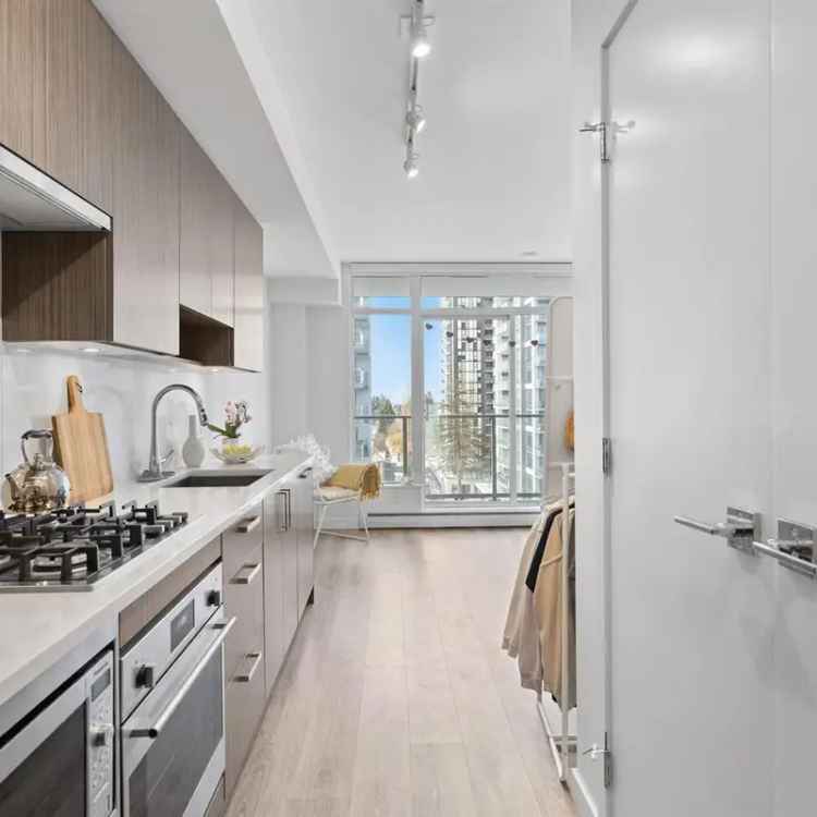 Modern Studio Condo near SkyTrain - One Central