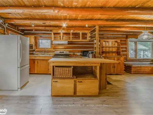 Balm Beach Log Home - Spacious 5 Bedroom Cottage near Beach and Amenities