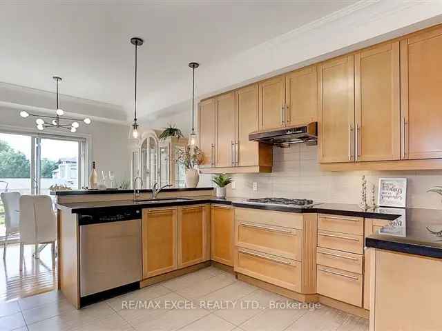 4 Bedroom Condo Townhouse in Willowdale North York Near Bayview Subway