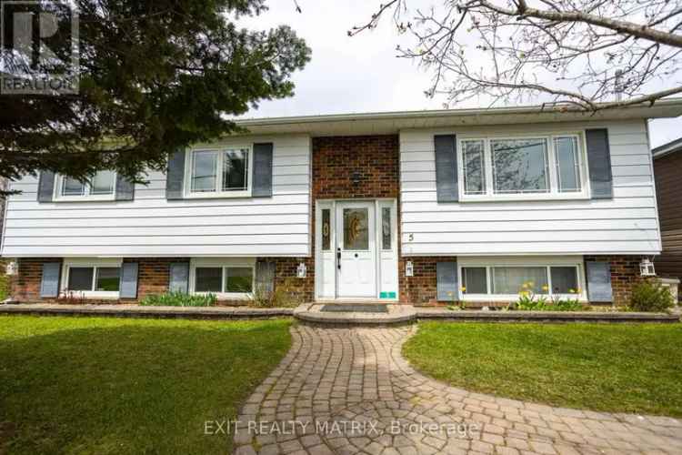 5 Bedroom 3 Bathroom Bungalow in Crysler
