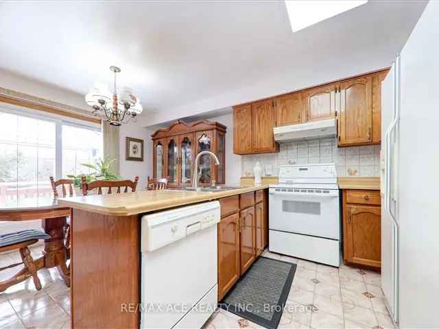 4-Bedroom 4-Bathroom Home with 2 Kitchens Amazing Greenbelt Views