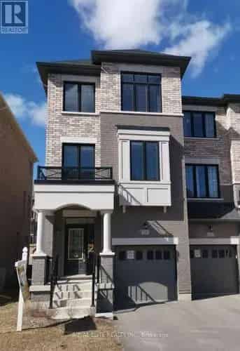 Spacious End Unit Townhouse in Lynde Creek Whitby