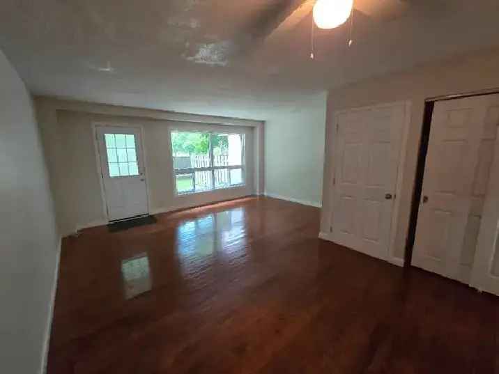 3 Bed 1.5 Bath for Rent - Hunt Club and Bank Street