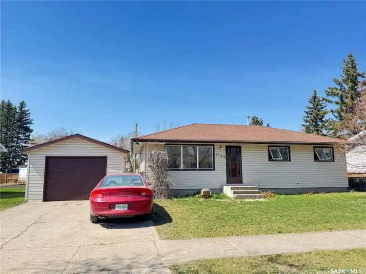 960 sq ft Bungalow with Finished Basement and Large Yard