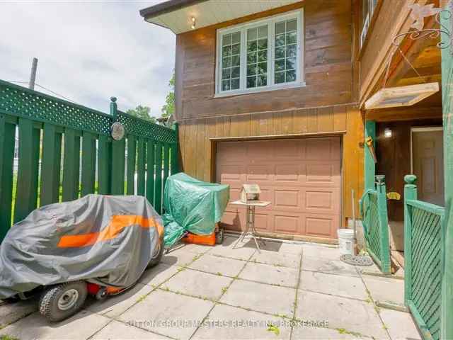 Waterfront Log Home on Varty Lake Near Kingston