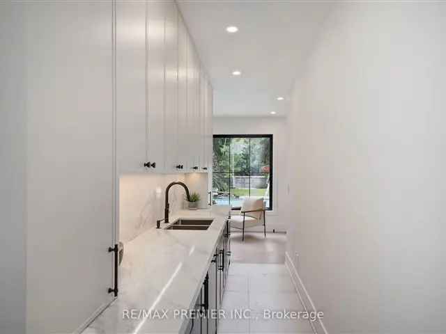 House For Sale in Oakville, Ontario