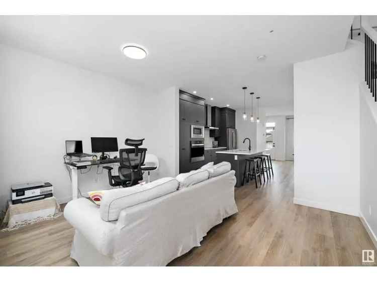 Luxury Brookfield Home 3 Beds 2 Baths Upgraded Chef's Kitchen