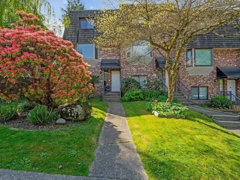 2 Bedroom Townhouse in Central Lonsdale Updated Modern Kitchen and Bathrooms