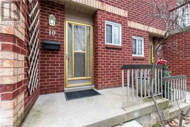 Stunning Renovated Townhouse 3 Beds 2 Baths Close to QEW