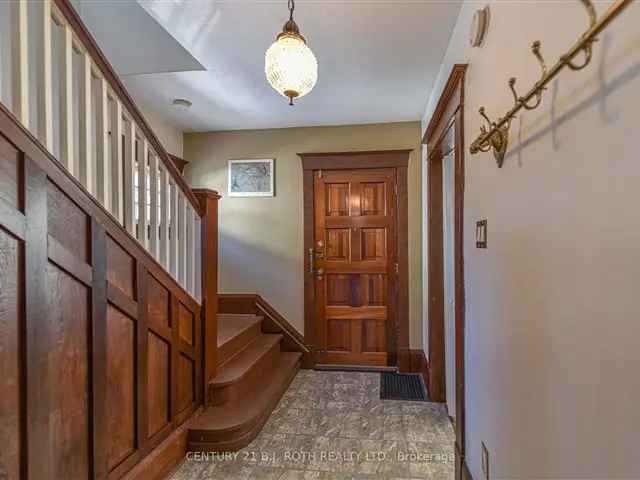 Beautifully Maintained Newmarket Home Near Schools and Go Train