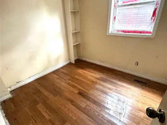 House For Sale in Toronto, Ontario