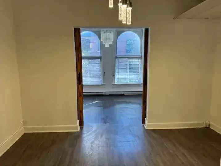 King w Spadina,Feb 1, AC,1br,over shop,renov,deck,$1999