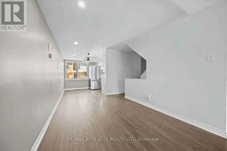 2 Bed 2 Bath Townhome in Lindenlea - Updated Kitchen & Rooftop Terrace