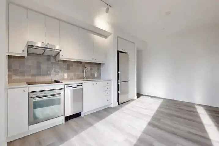 Rent Condo Room in Downtown Toronto with Private Bathroom and Gym