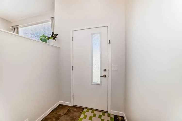 Stunning Copperpond Townhome 1740 sq ft 2+2 Beds Finished Bsmt