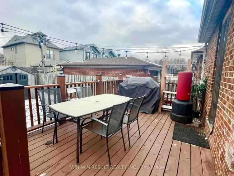 House For Sale in 935, The Queensway, Toronto, Ontario