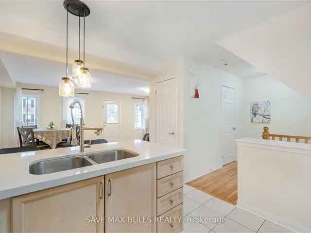 Oakville 3-Storey Townhouse: 3 Beds, Modern Kitchen, Renovated Deck