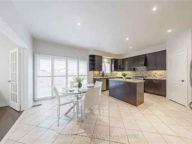 Luxury Greensborough Home 2800 sq ft Modern Kitchen Large Backyard