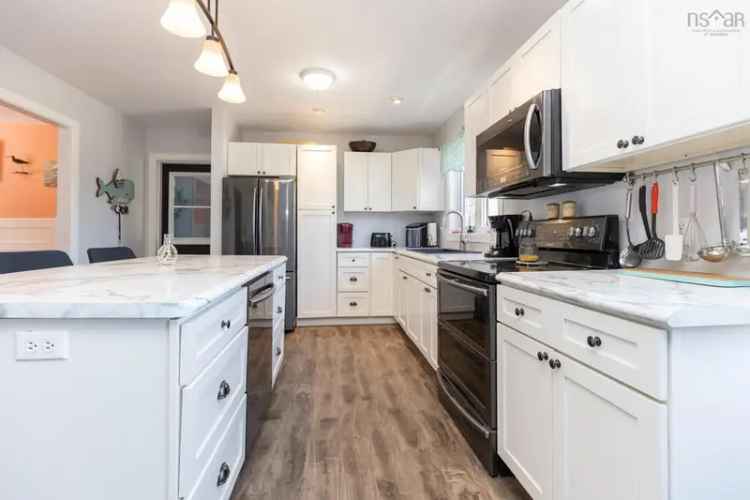 3 Family Home with Granny Suite and Pool Near Yarmouth