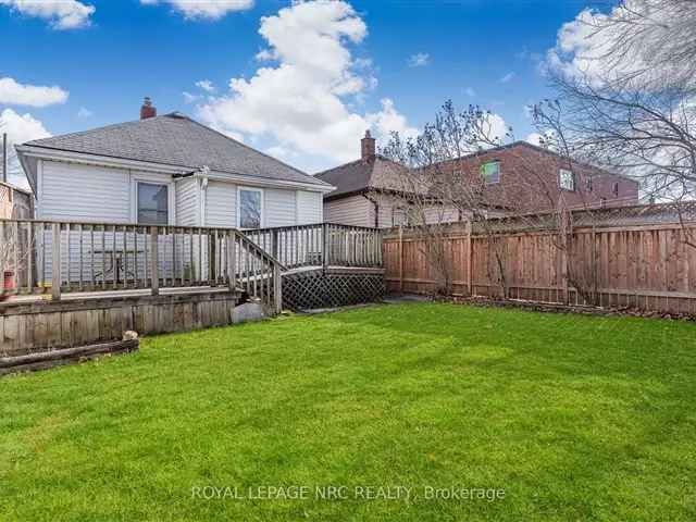 Downtown St Catharines Bungalow 2 Bedroom Updated Bathroom