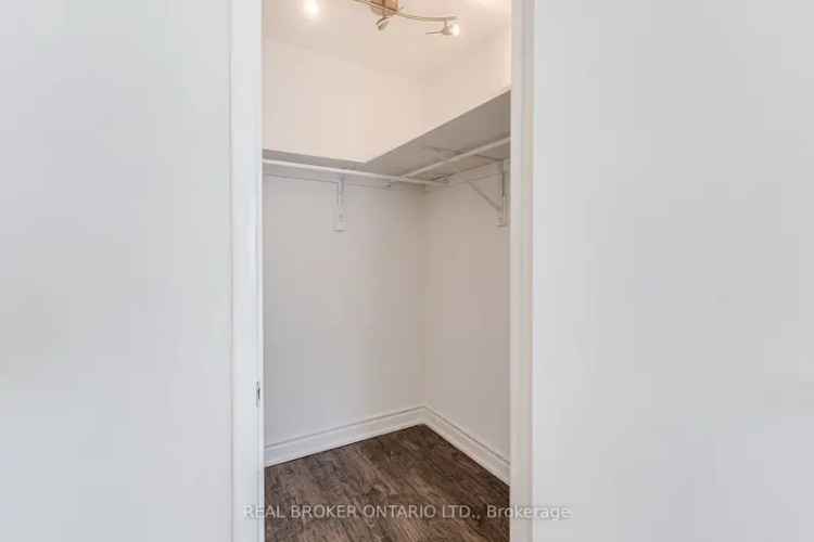 Spacious Modern End Unit Townhouse in Guildwood