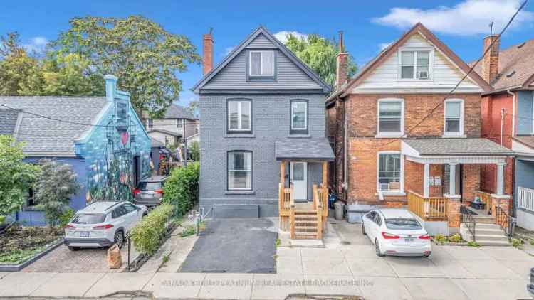 House For Sale in Hamilton, Ontario