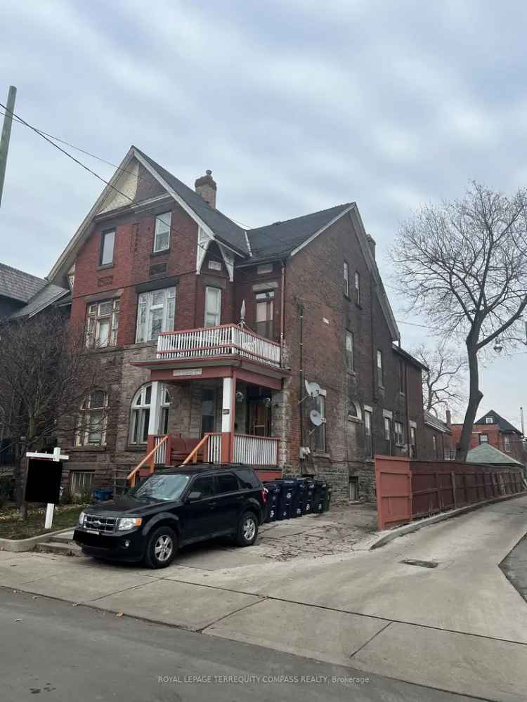 House For Sale in Toronto, Ontario