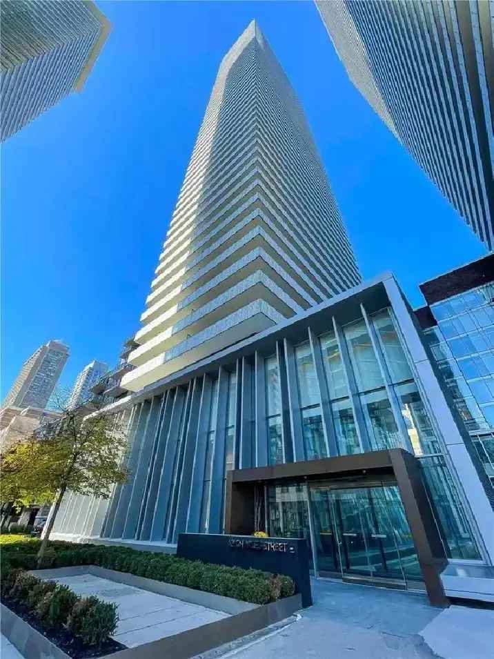 Lease Bright Corner Unit in Downtown Toronto with Luxury Amenities