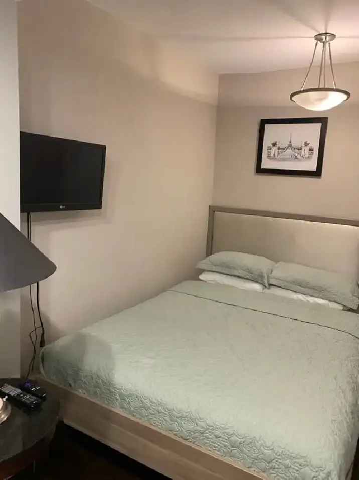 Student Room for Rent - Respecful Home Near Runneymede Station