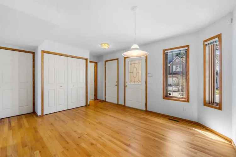 Inglewood Riverfront Duplex - 2 Ensuites, Hardwood Floors
