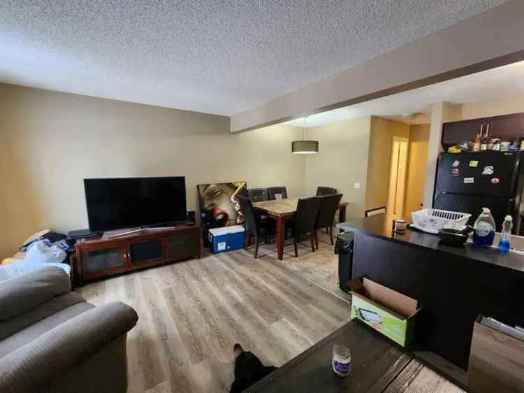 Townhouse For Rent in Calgary, Alberta