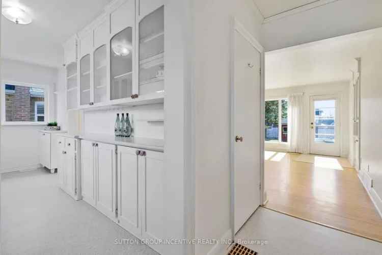 Charming Bungalow Near Parkette 2 Beds Finished Basement