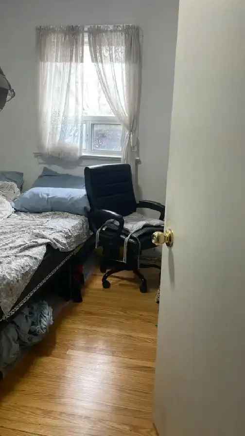 Room for rent in McIntosh Scarborough furnished near amenities