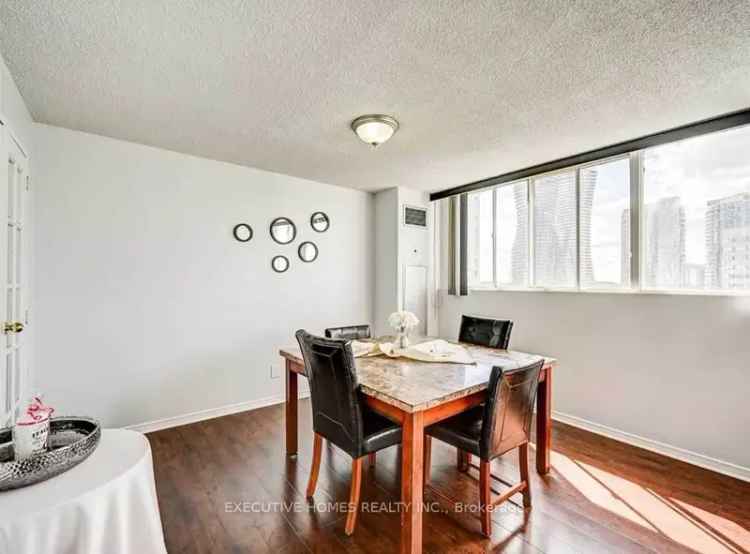 Bright 3 Bedroom Unit Near Square One 2 Parking Spots