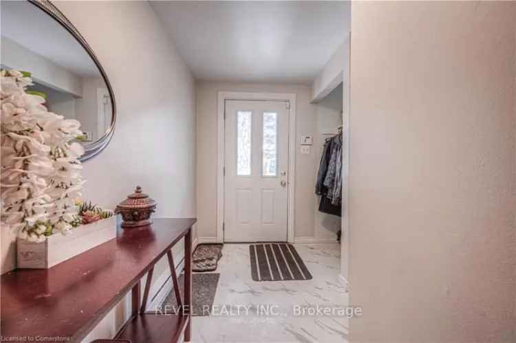 Spacious Cambridge Side-Split Home Near 401